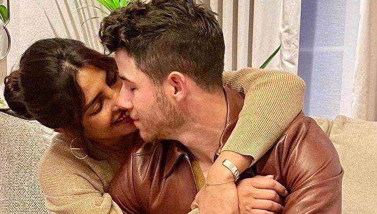 Priyanka Chopra and Nick Jonas look adorable in unseen pic from outside LA restaurant