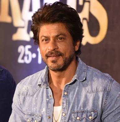 Shah Rukh Khan sends an autographed note to Egyptian fan who helped an Indian woman