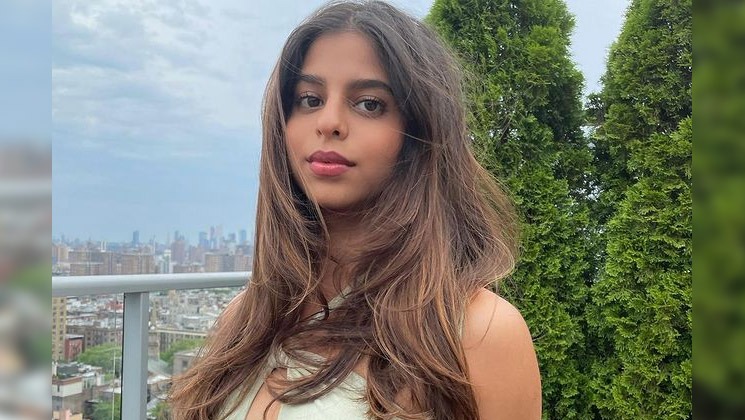 Sweet gesture by #suhanakhan as she gives money to needy people