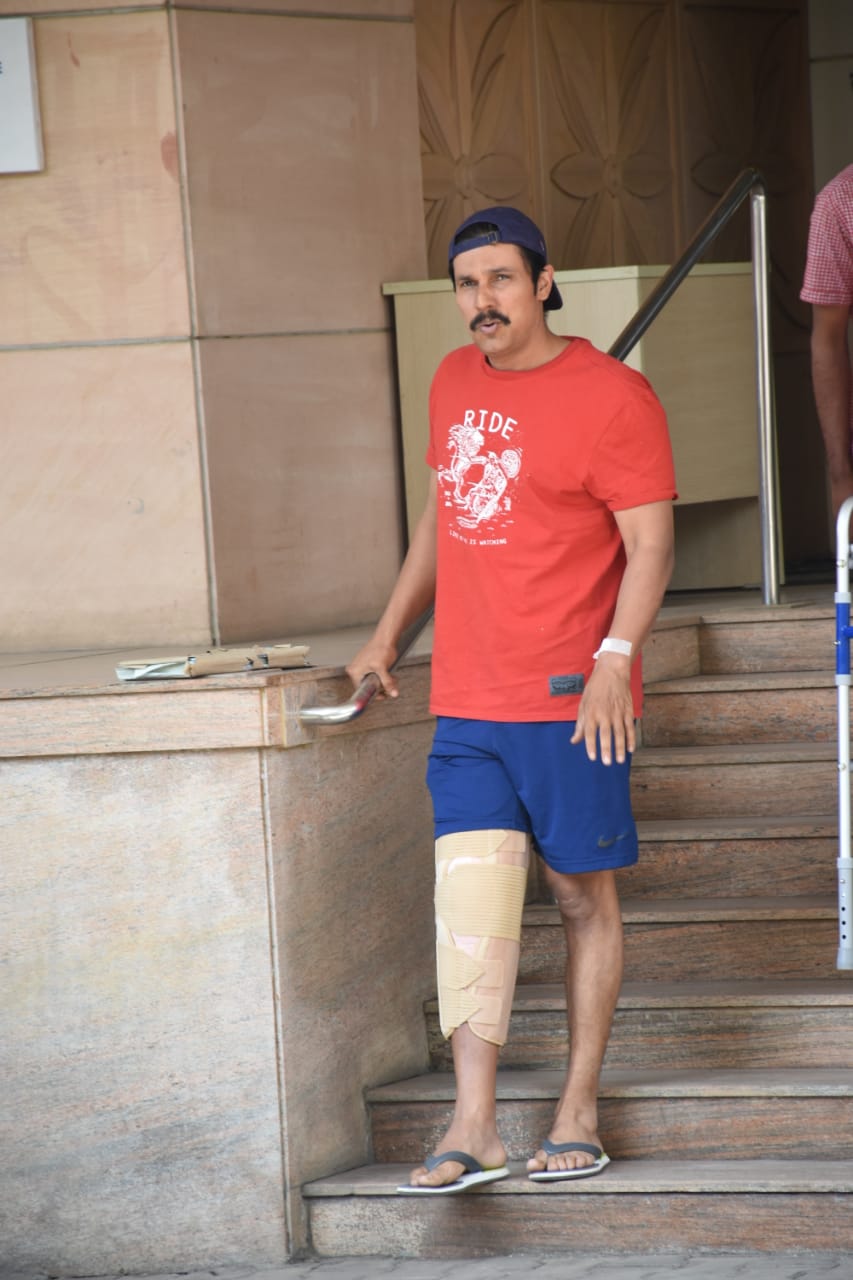 randeep hooda, randeep hooda hospitalized, randeep hooda knee injury,