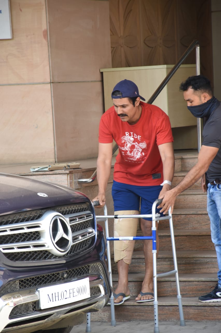 randeep hooda, randeep hooda hospital, randeep hooda knee injury,