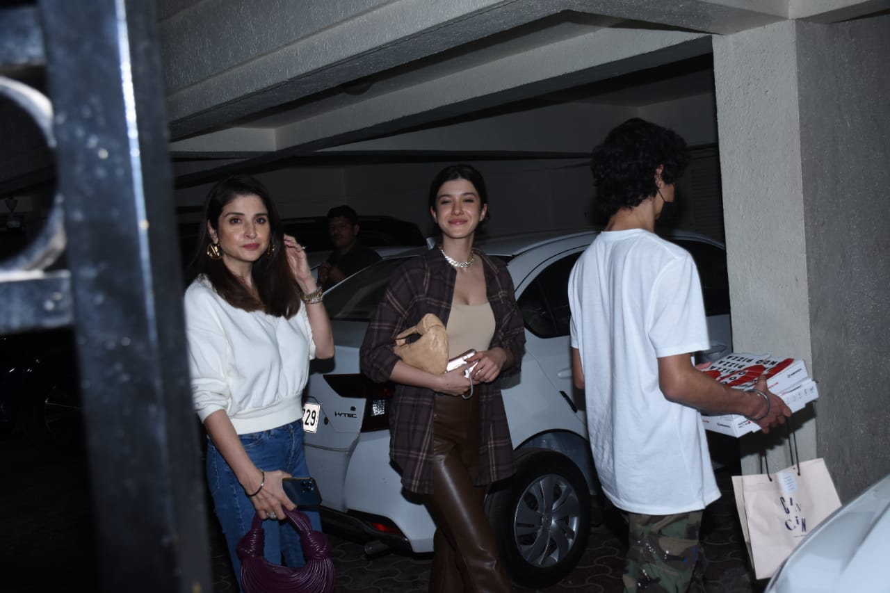 Shanaya Kapoor with her family, shanaya kapoor, maheep kapoor