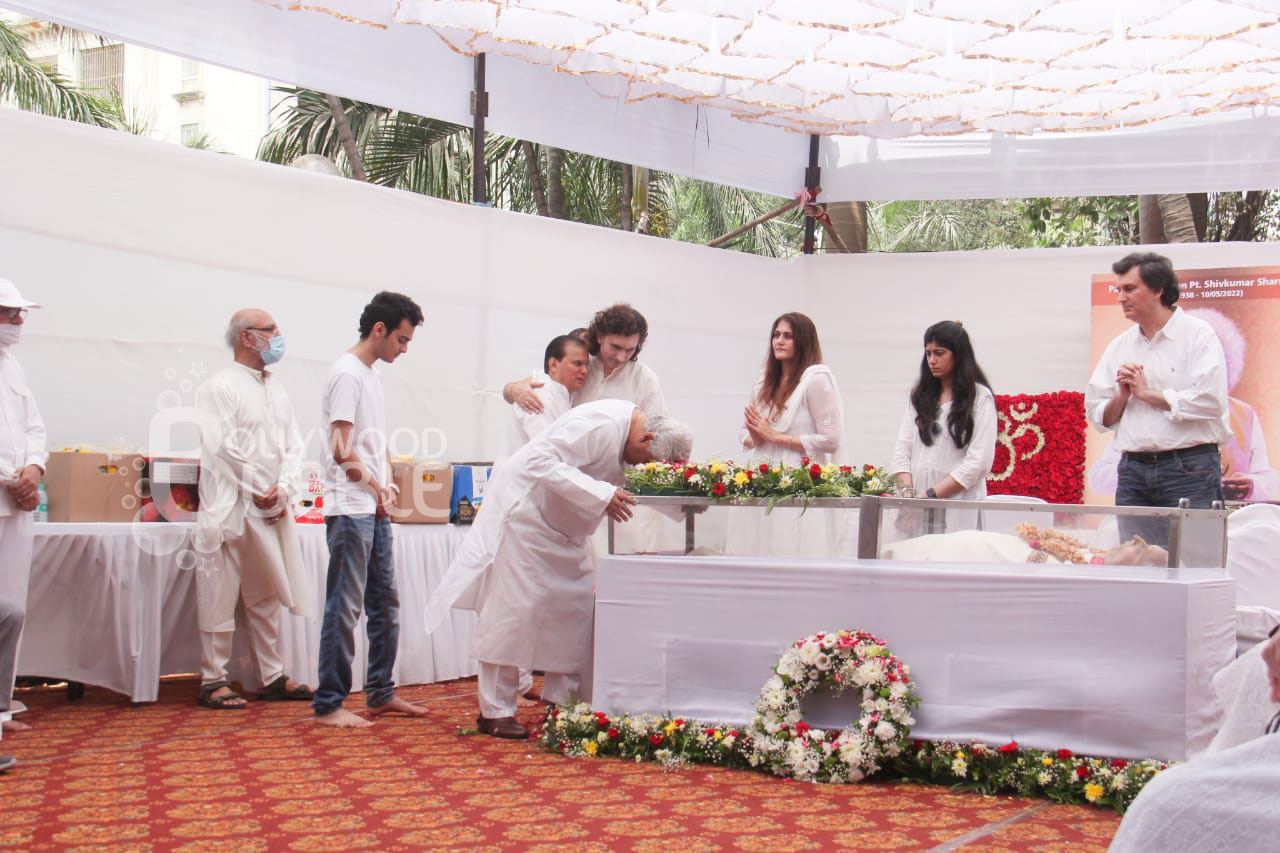 Javed Akhtar pays his last respects