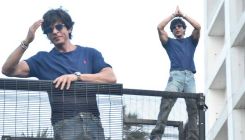 Eid 2022: Shah Rukh Khan folds hands as he treats his fans with a glimpse from Mannat, see PICS