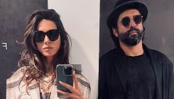 Farhan Akhtar and Shibani Dandekar pose for an uber cool mirror selfie, fan says 'Coolest couple ever'