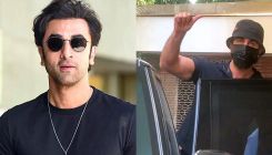 Ranbir Kapoor waves at the paps as he gets clicked in the city-WATCH