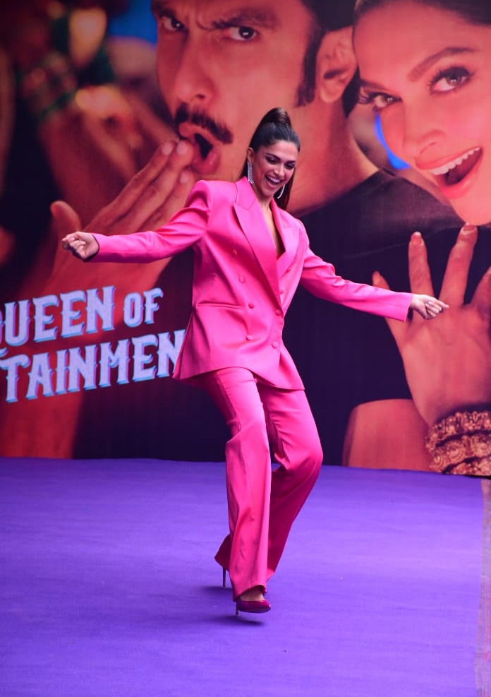 deepika padukone, current laga re song, cirkus song,