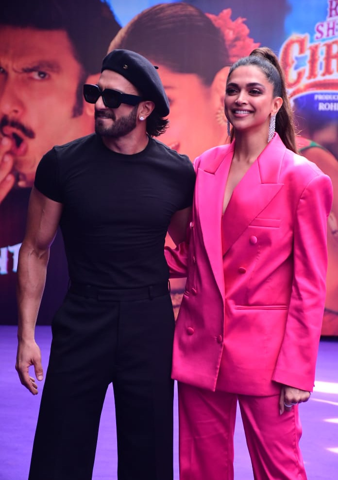 deepika padukone ranveer singh, cirkus release, current laga re song,
