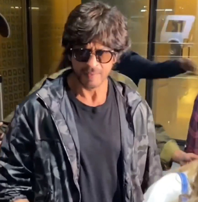 Shah Rukh Khan looks uber cool as he gets spotted at the Mumbai airport, Excited fan say, ‘Badshah is back’- WATCH