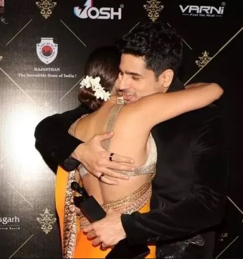 Sidharth and Kiara share warm hug at an award function 