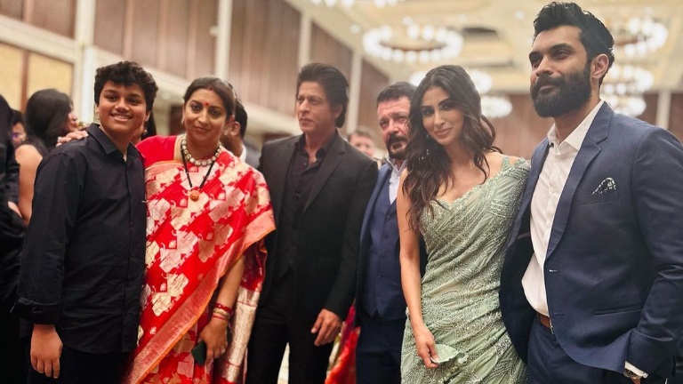 shah rukh khan, mouni roy, smriti irani, shanelle irani, arjun bhalla, shah rukh khan pathaan, shah rukh khan pics,