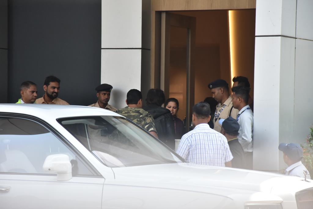 srk-at-kalina-aiport