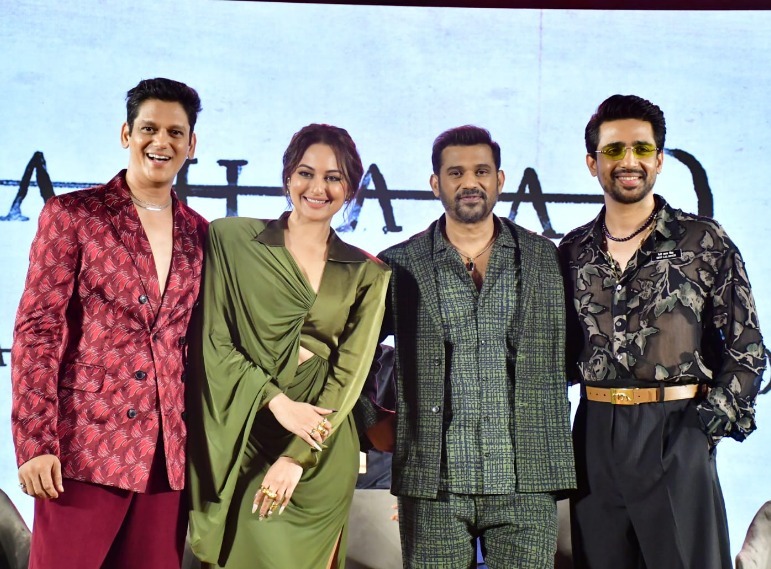 Vijay-Varma-with-his-Dahaad-team