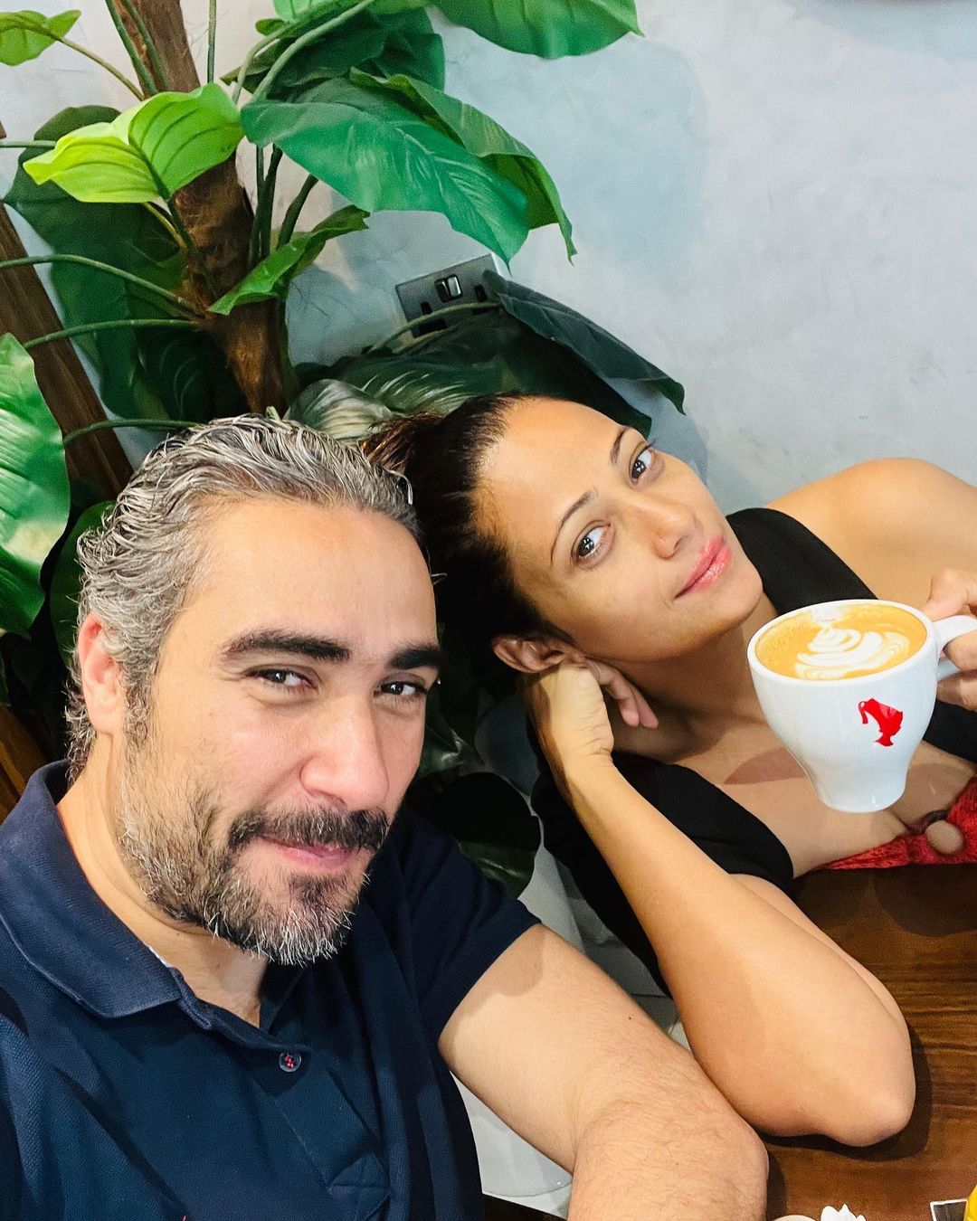 Aaliya-Siddiqui-poses-with-her-new-man