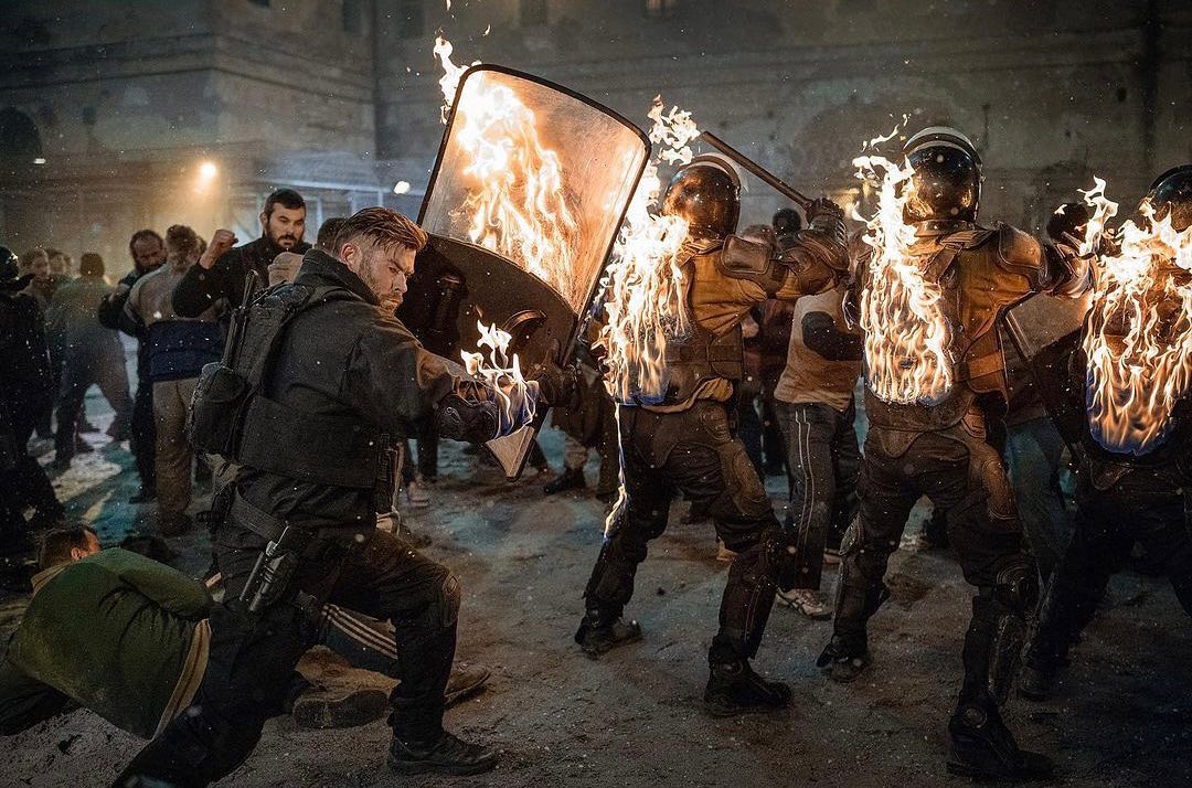 Chris-hemsworth-extraction-2-fire