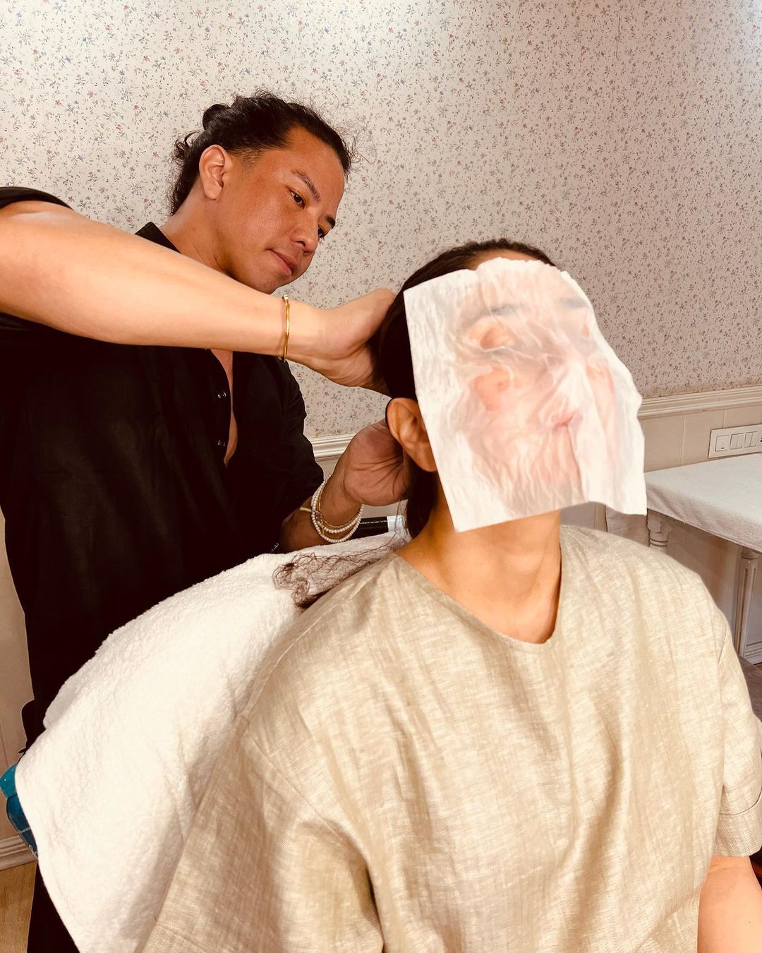 Kareena-Kapoor-relaxes-in-her-vanity-van