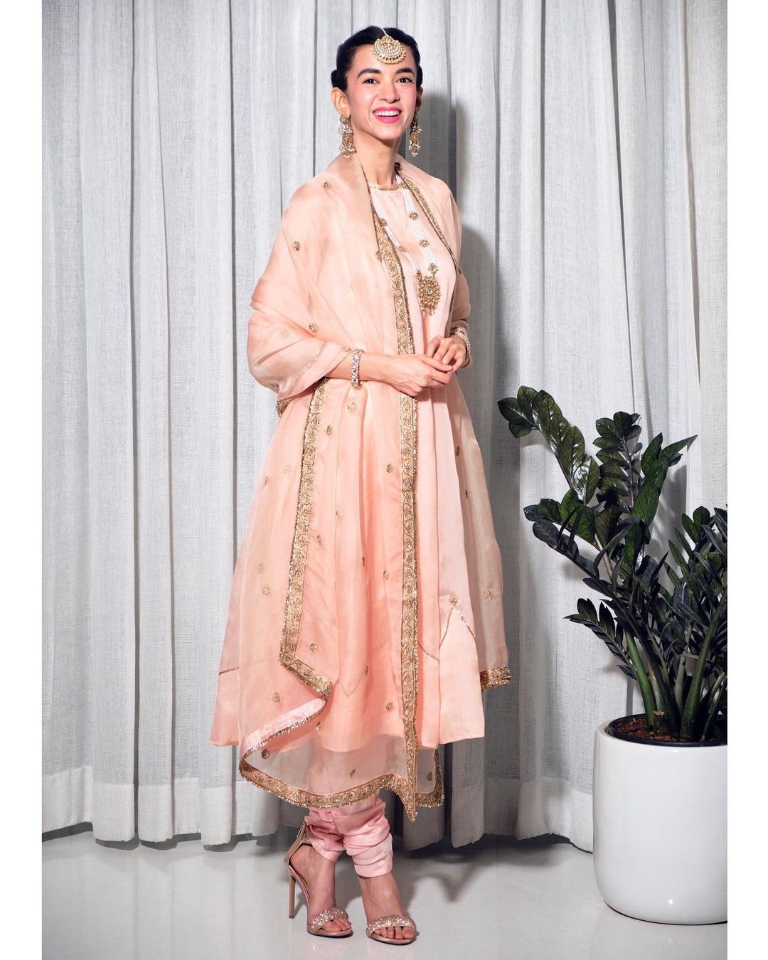 Saba-Azad-looks-ravishing-in-ethnic-look