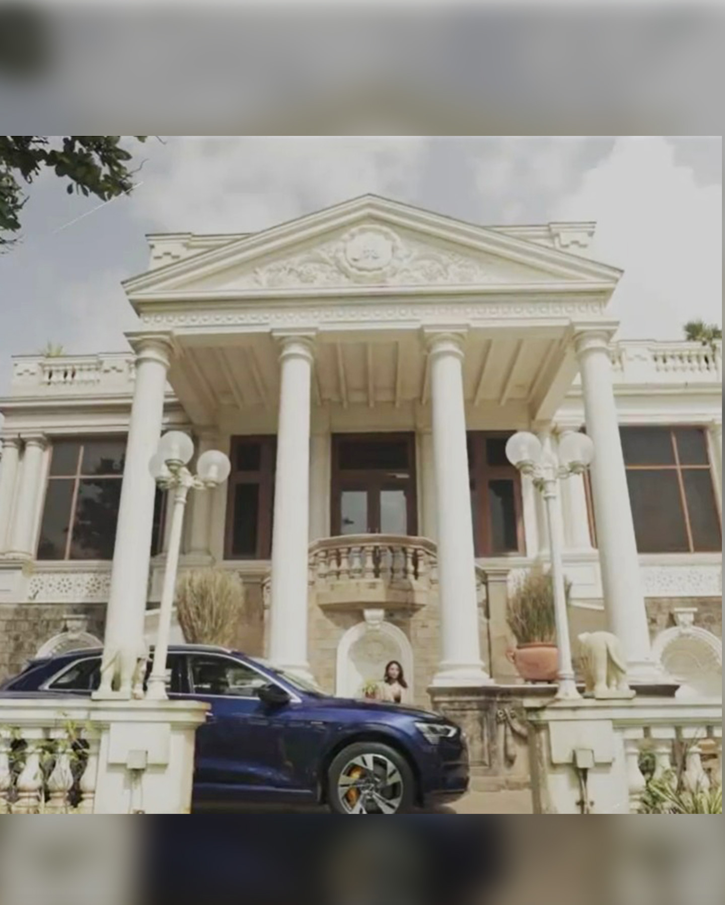 Entrance of SRK and Gauri Khan's Mannat