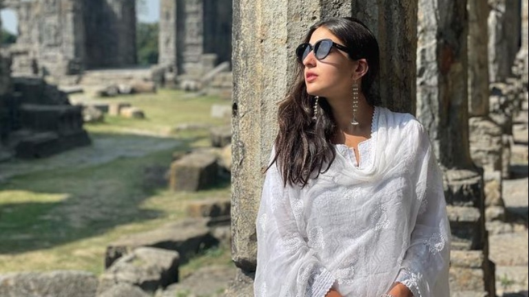 sara ali khan in traditional white kurti