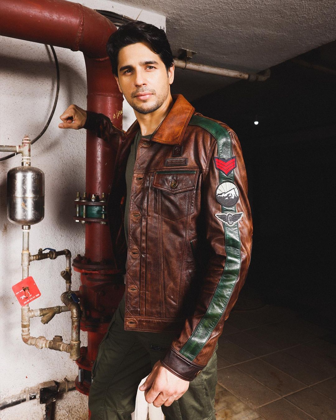 Sidharth-Malhotra-looks-dapper-in-brown-jacket