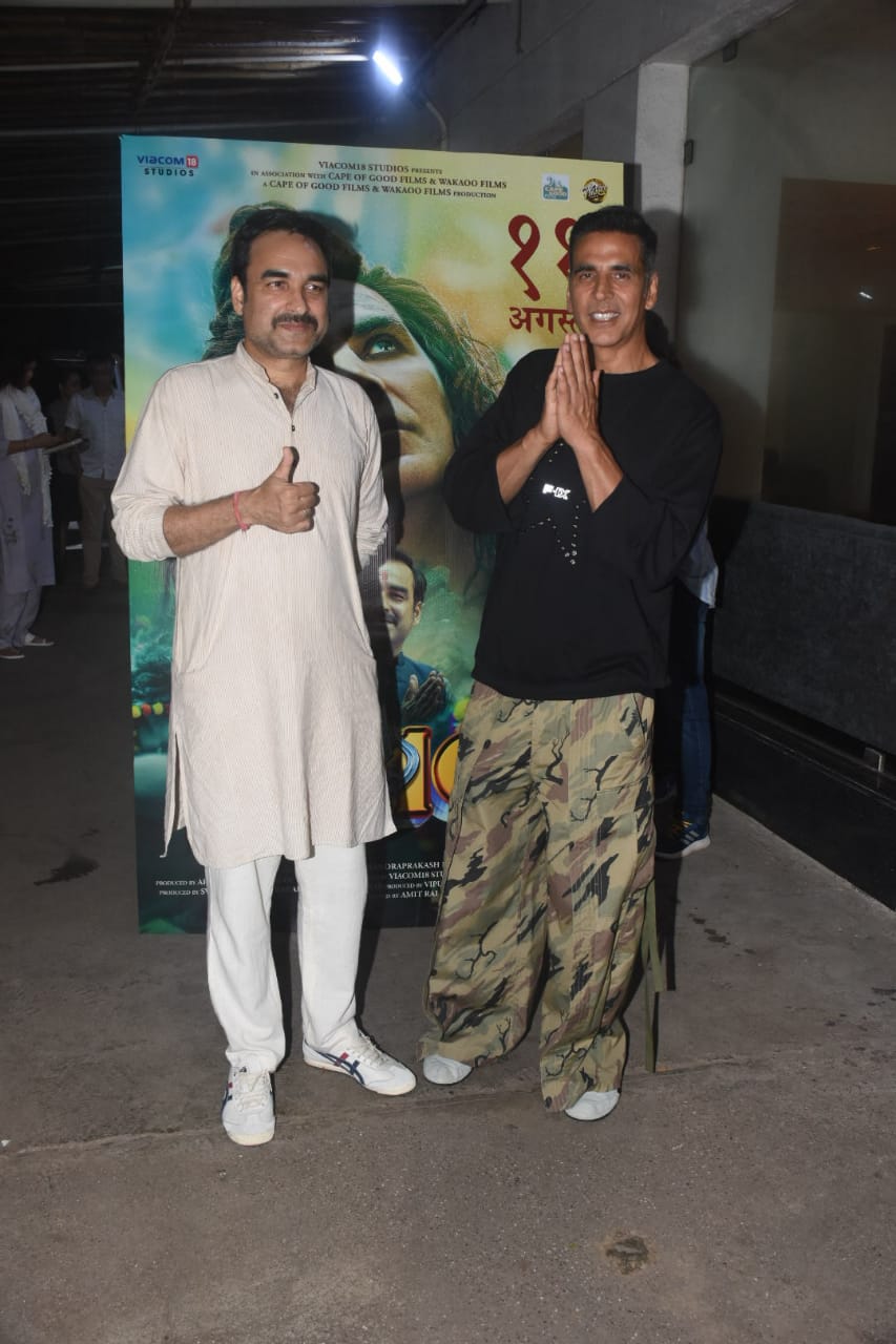 Akshay Kumar and Pankaj Tripathi pose for the paps