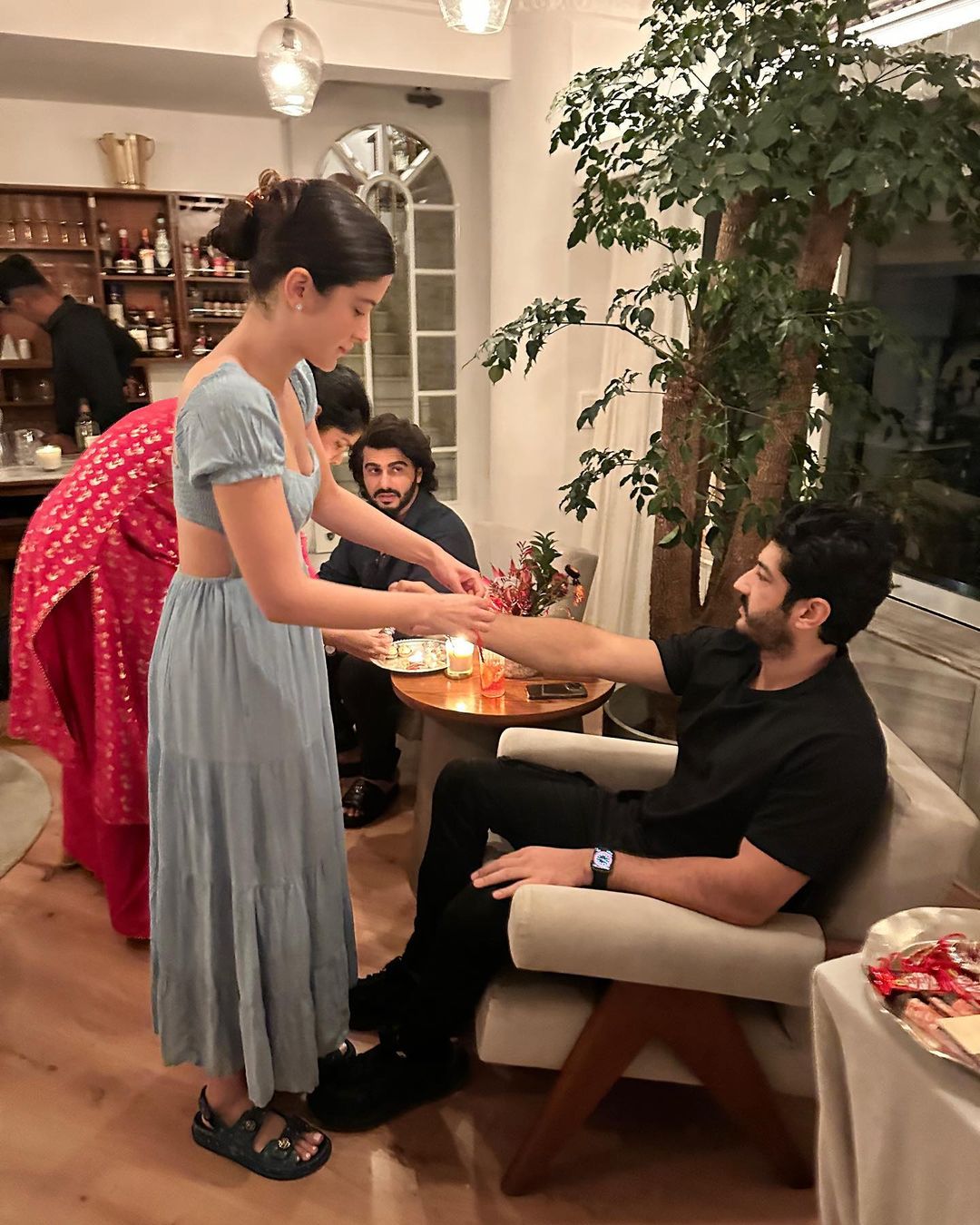 Arjun Kapoor comes together with Kapoor sisters