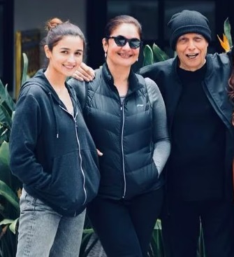 Mahesh Bhatt with daughters