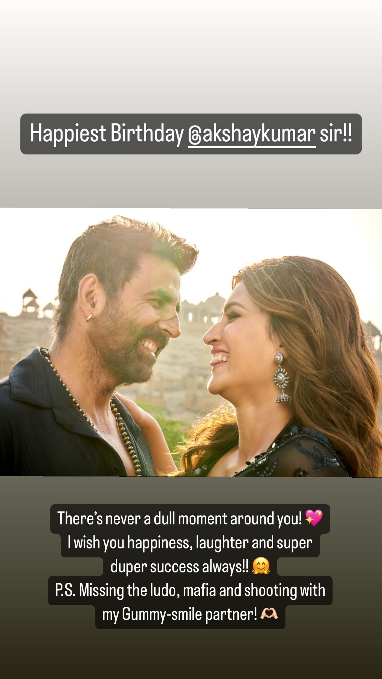 Kriti Sanon wishes birthday boy Akshay Kumar