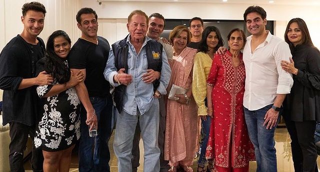 Helen-with-Salma-Khan-Salim-Khan-and-full-family