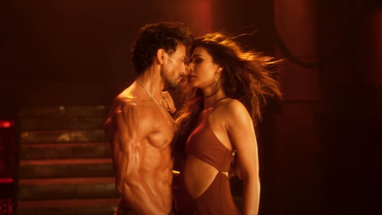 hum aaye hain song from ganapath, kriti sanon and tiger shroff,