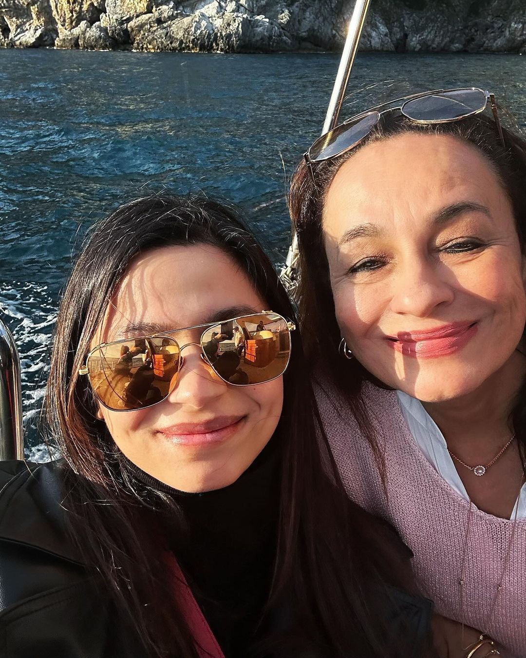 Shaheen Bhatt wishes mother Soni Razdan