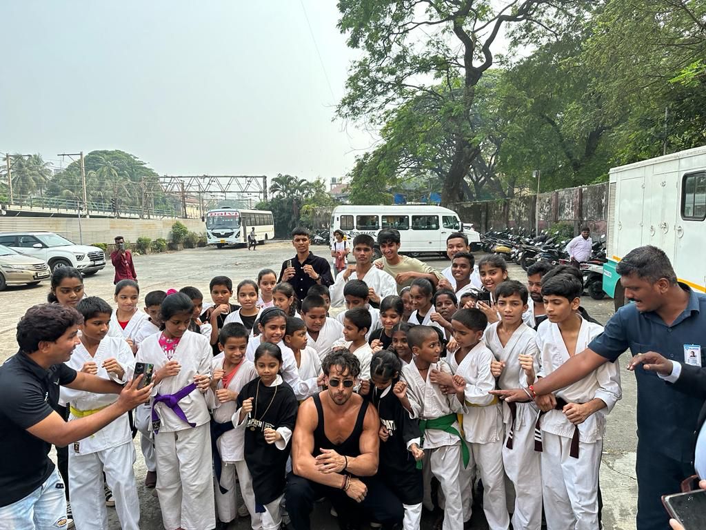 Tiger-Shroff-pose-for-pic-with-fans