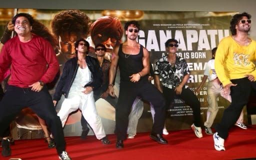 Tiger-Shroff-with-fans