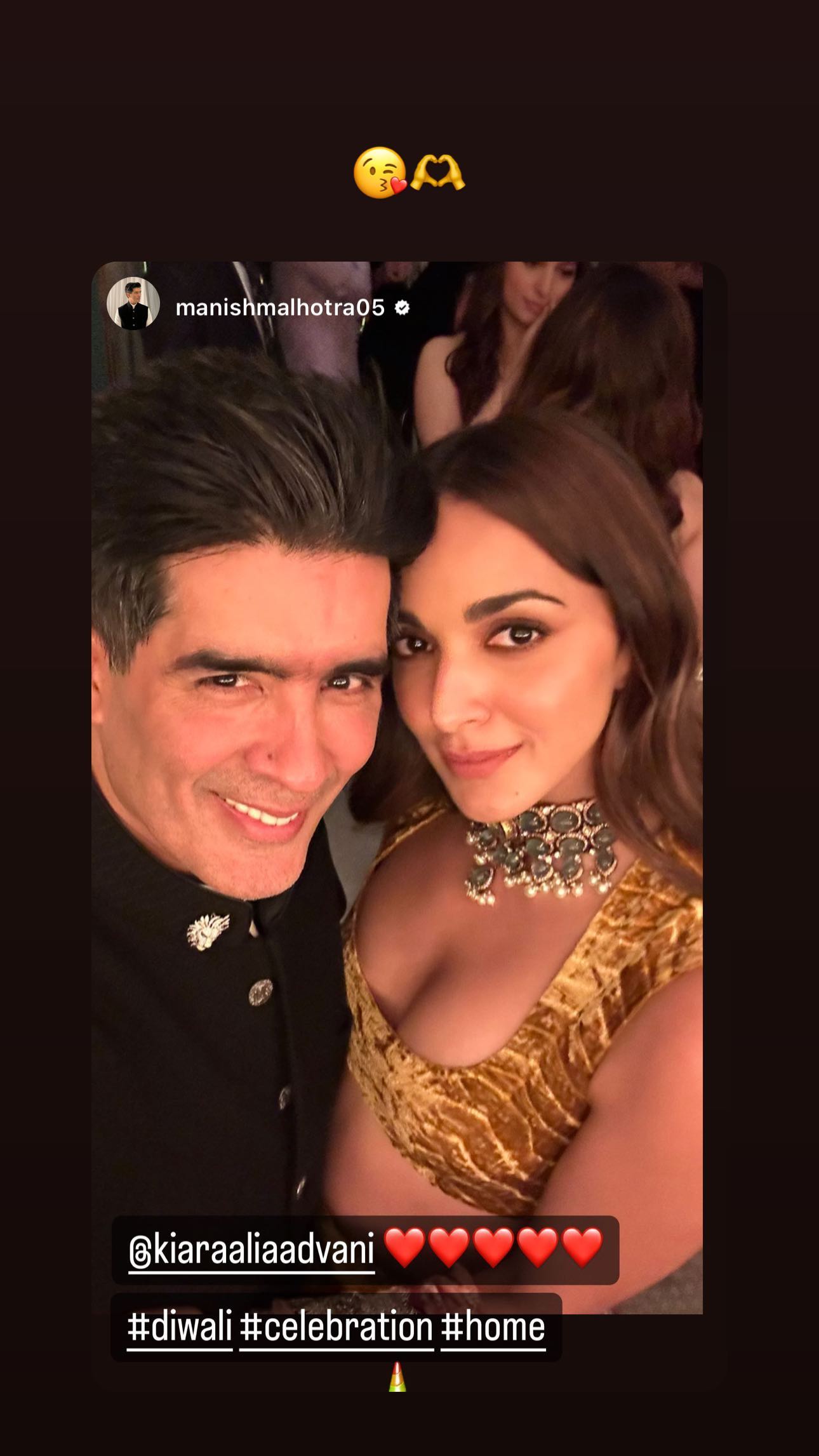 Kiara Advani poses with Manish Malhotra