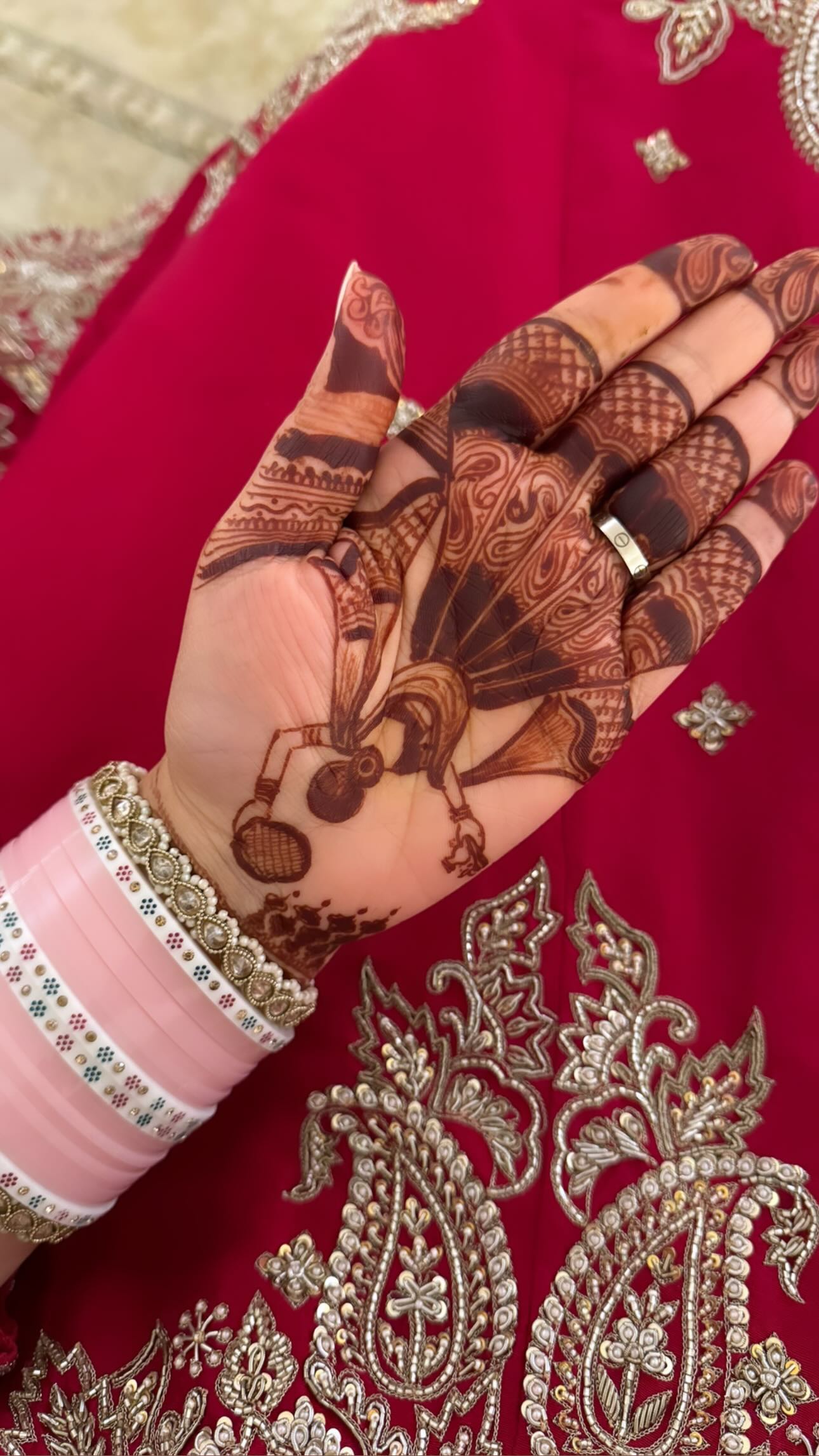 Parineeti Chopra flaunts her mehendi