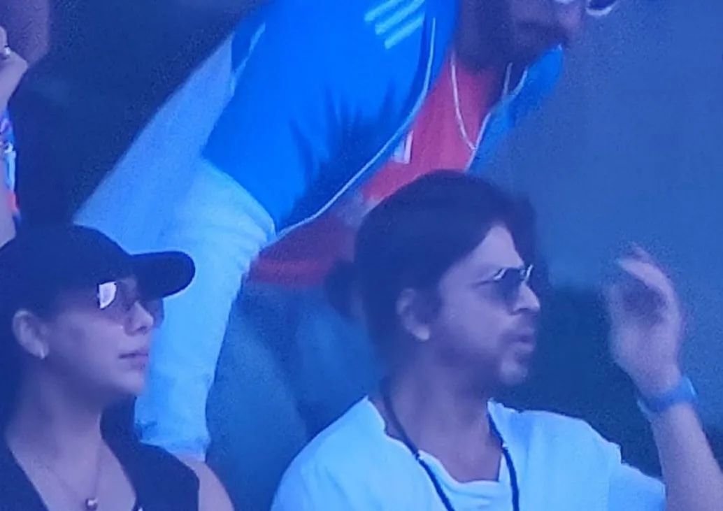 SRK with wife Gauri at India vs Australia finals