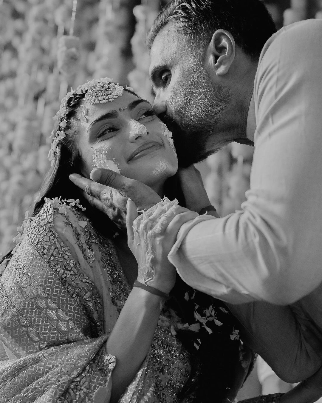 Suniel Shetty shares unseen photo from Athiya Shetty's wedding festivities