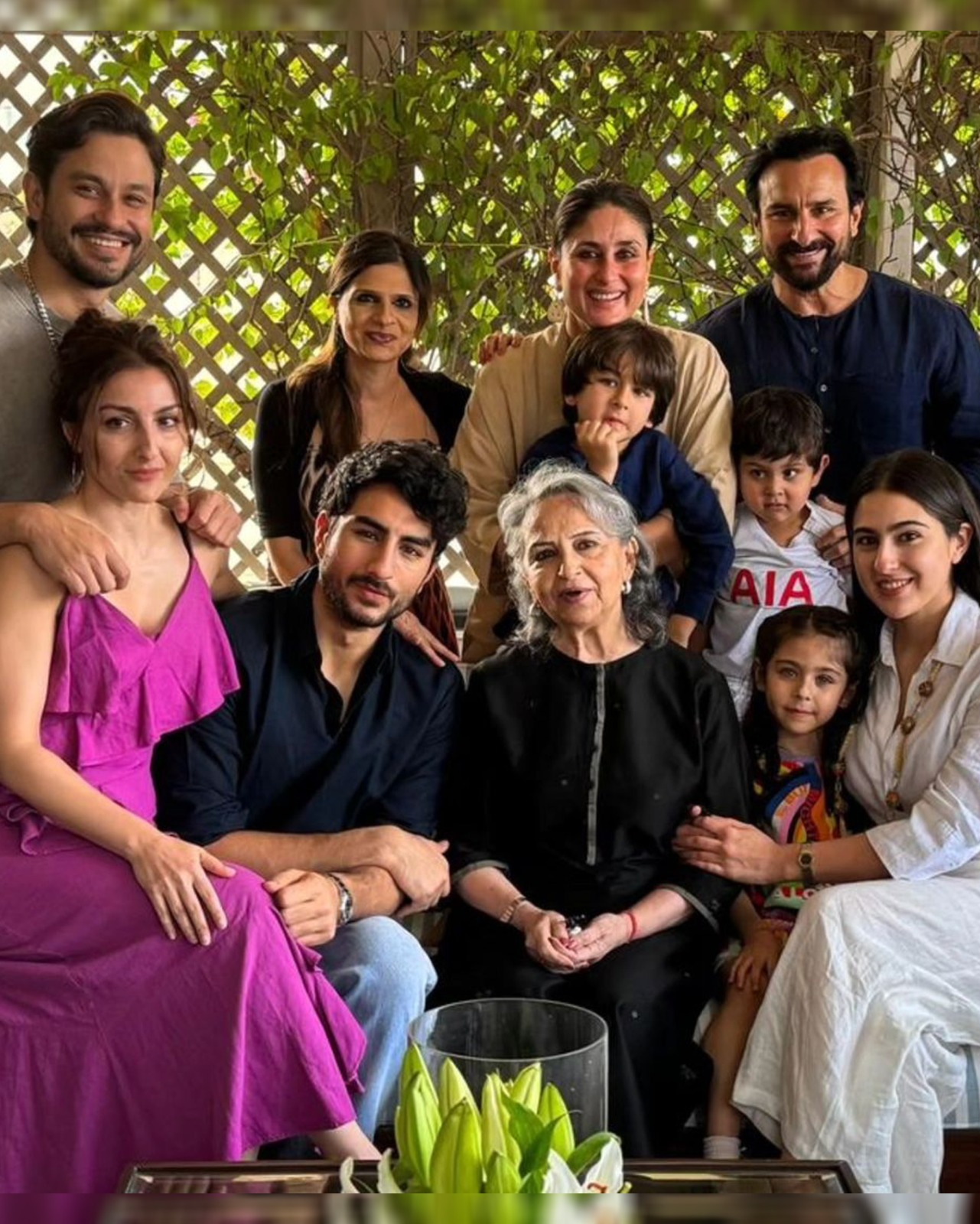 Saif, Kareena, Sara, Soha, Kunal pose for a perfect photo