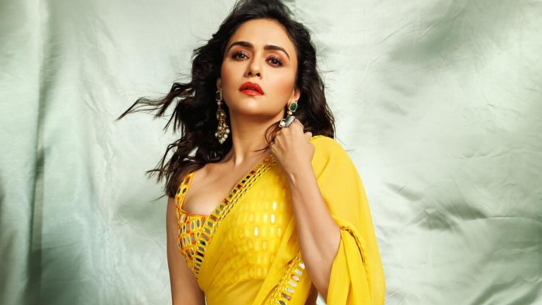 amruta khanvilkar,
