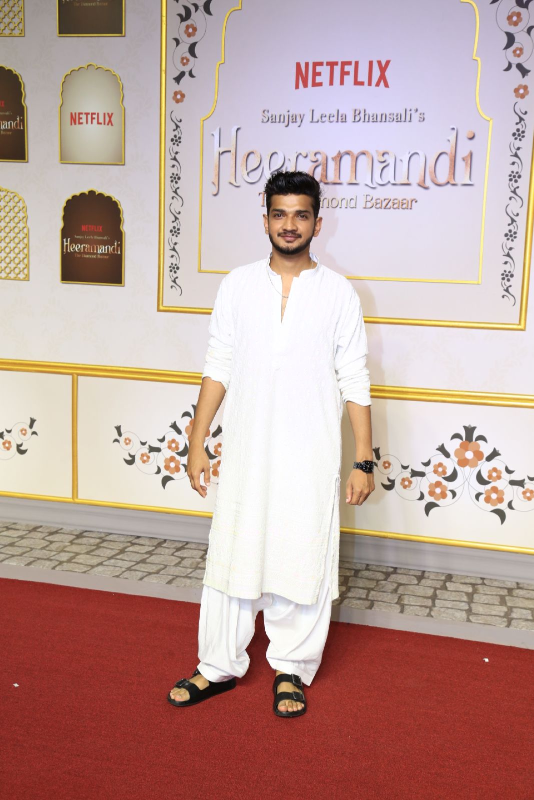 Munawar-Faruqui-in-dazzling-white-kurta-and-dhoti-2