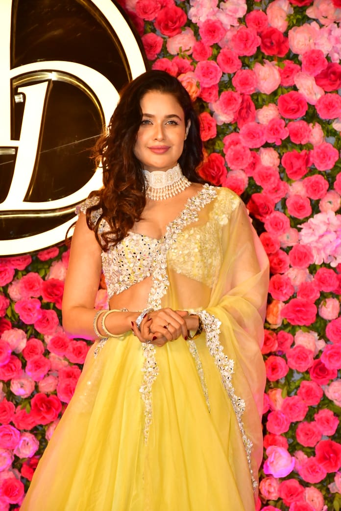 Yuvika-Chaudhary-at-Arti-Singhs-sangeet-ceremony