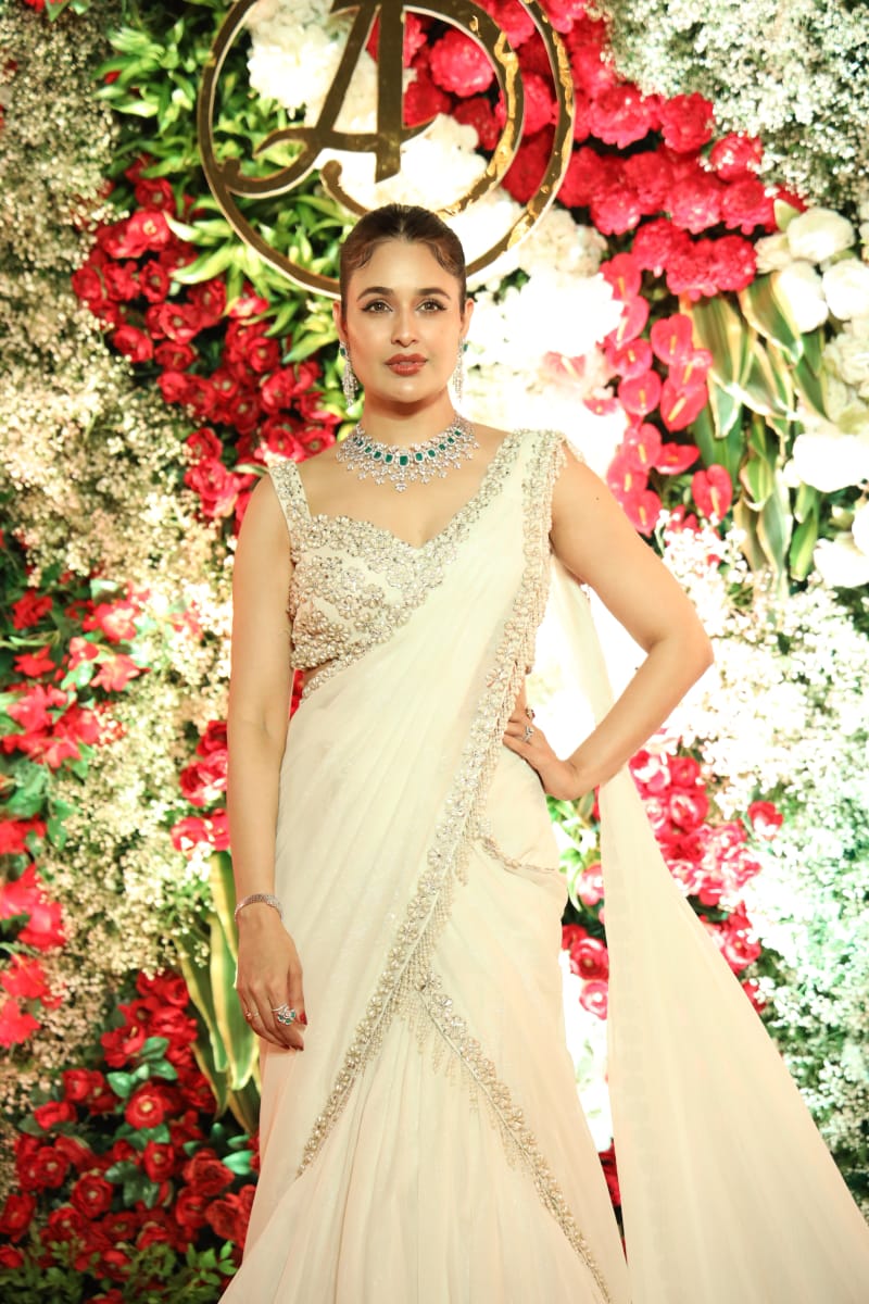 Yuvika-Chaudhary-at-Arti-Singhs-wedding