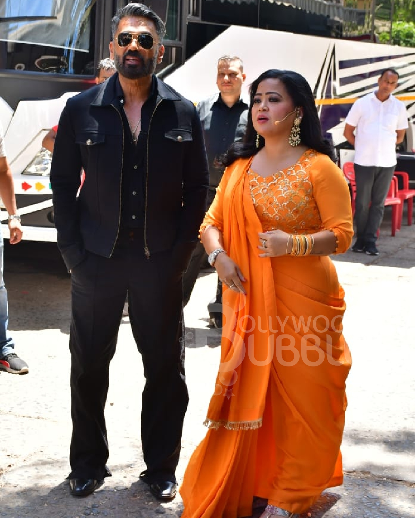 Bharti Singh & Suniel Shetty pose for the paps on Dance Deewane 4 sets