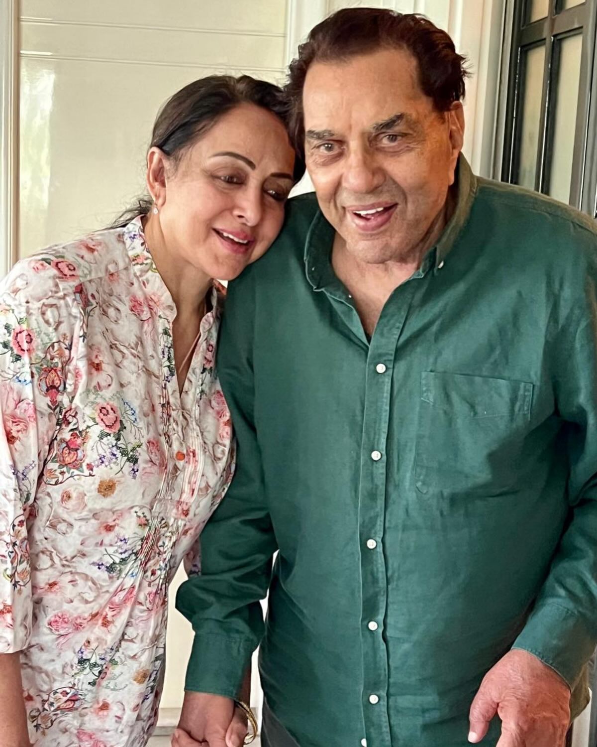 Esha Deol shares adorable pic of Dharmendra and Hema Malini
