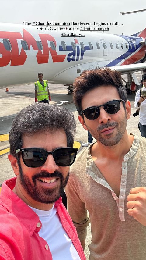 Kartik Aaryan poses with Kabir Khan