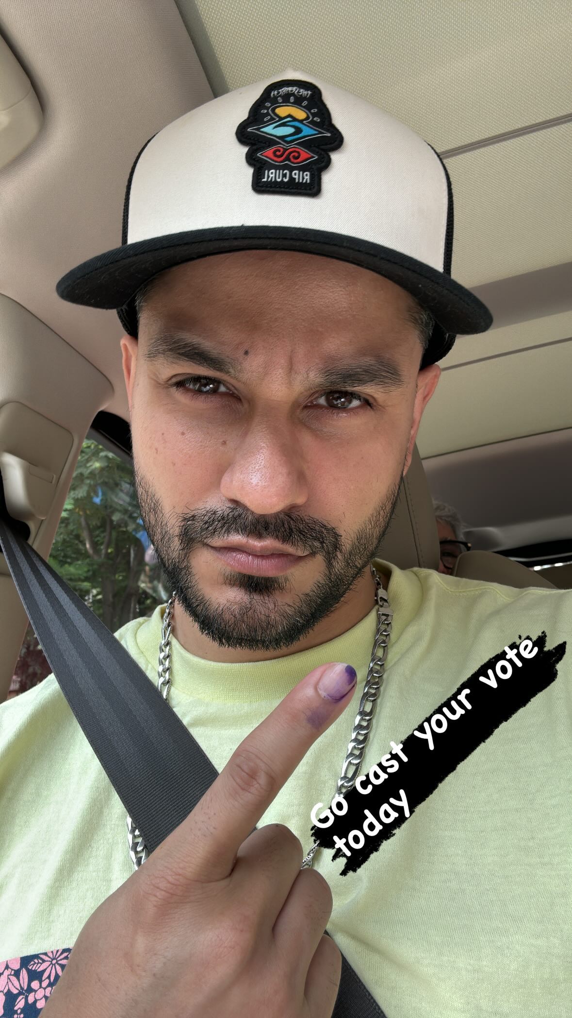 Kunal Kemmu as a proud citizen casts a vote