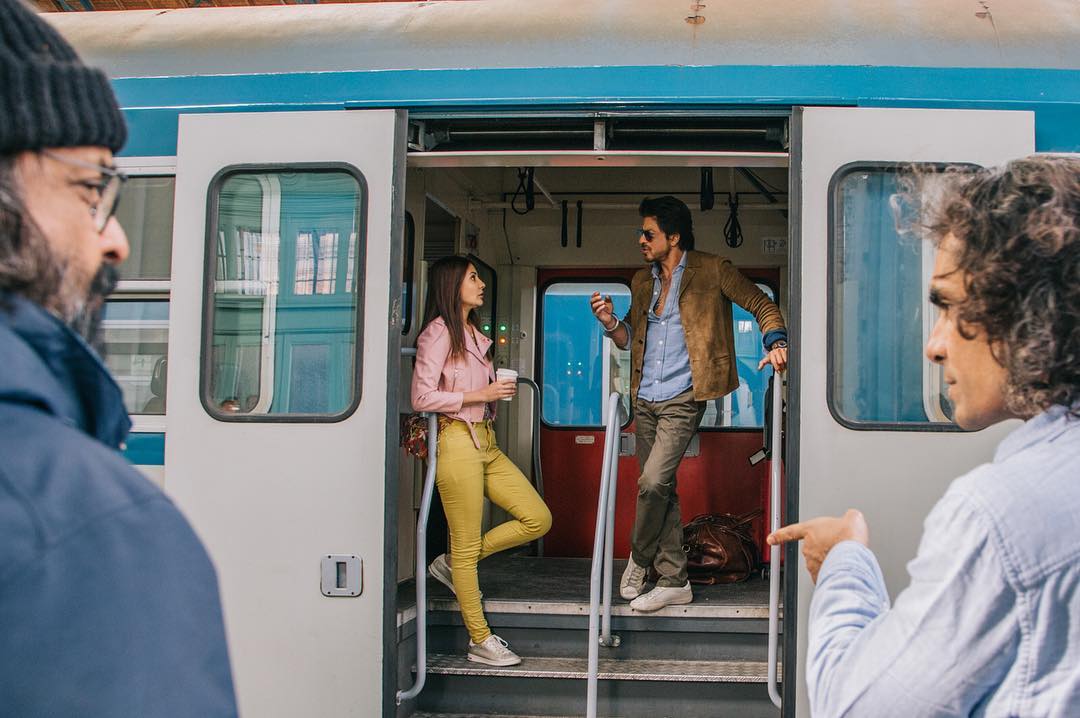 Shah Rukh Khan and Anushka Sharma from Jab Harry Met Sejal sets