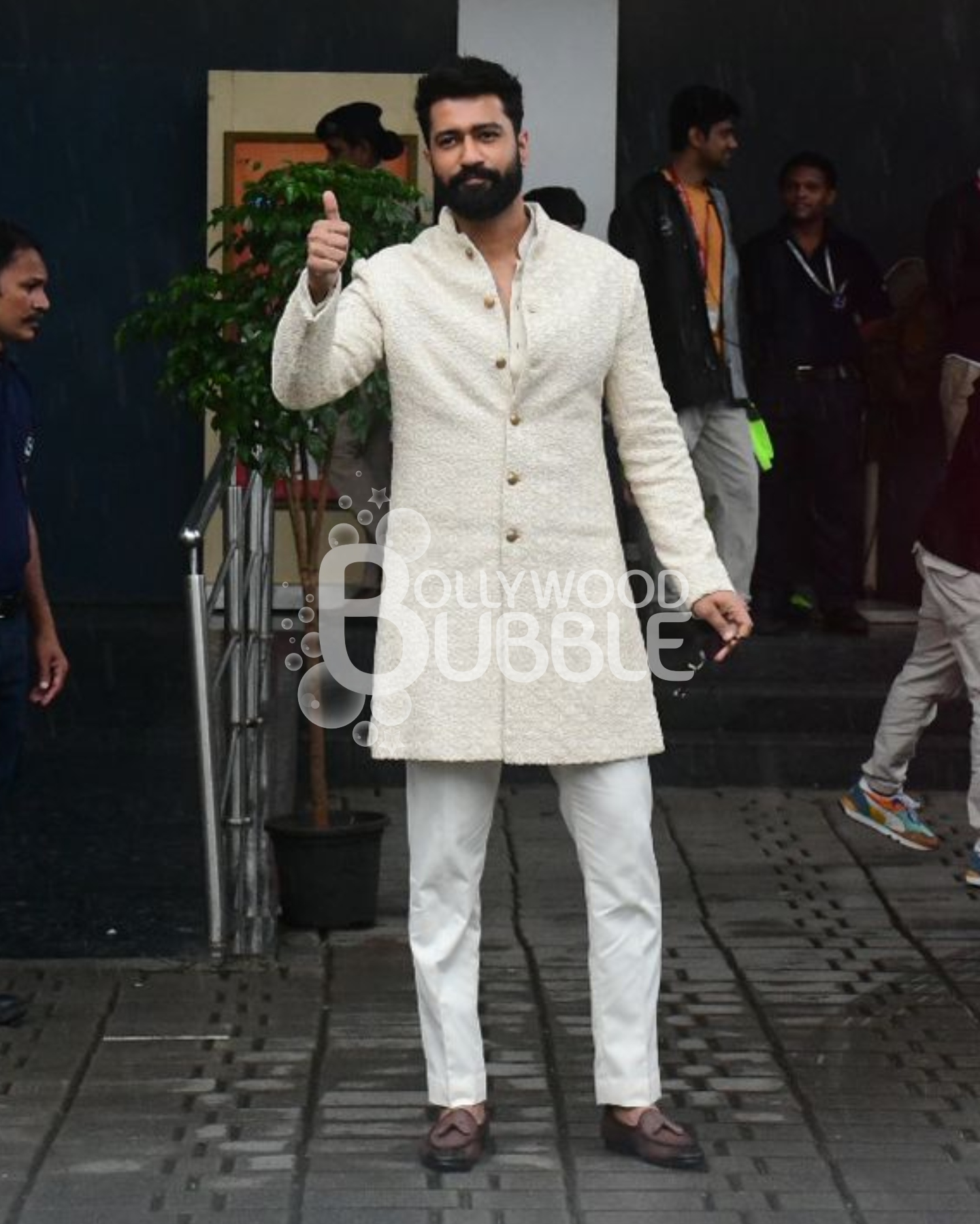 Vicky Kaushal oozes desi swag at Mumbai airport