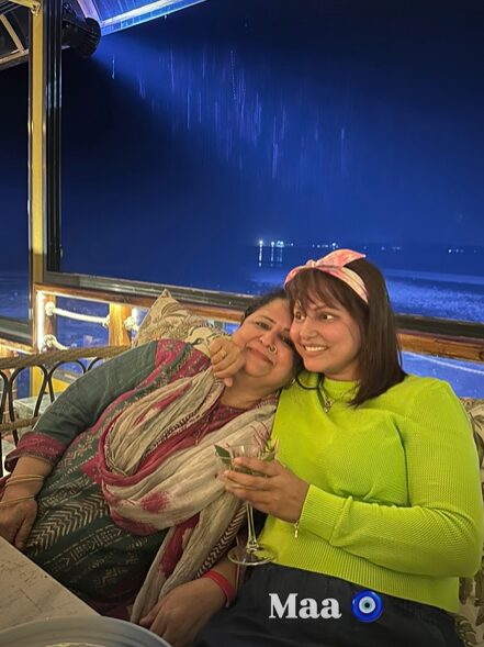 Hina Khan with her mother