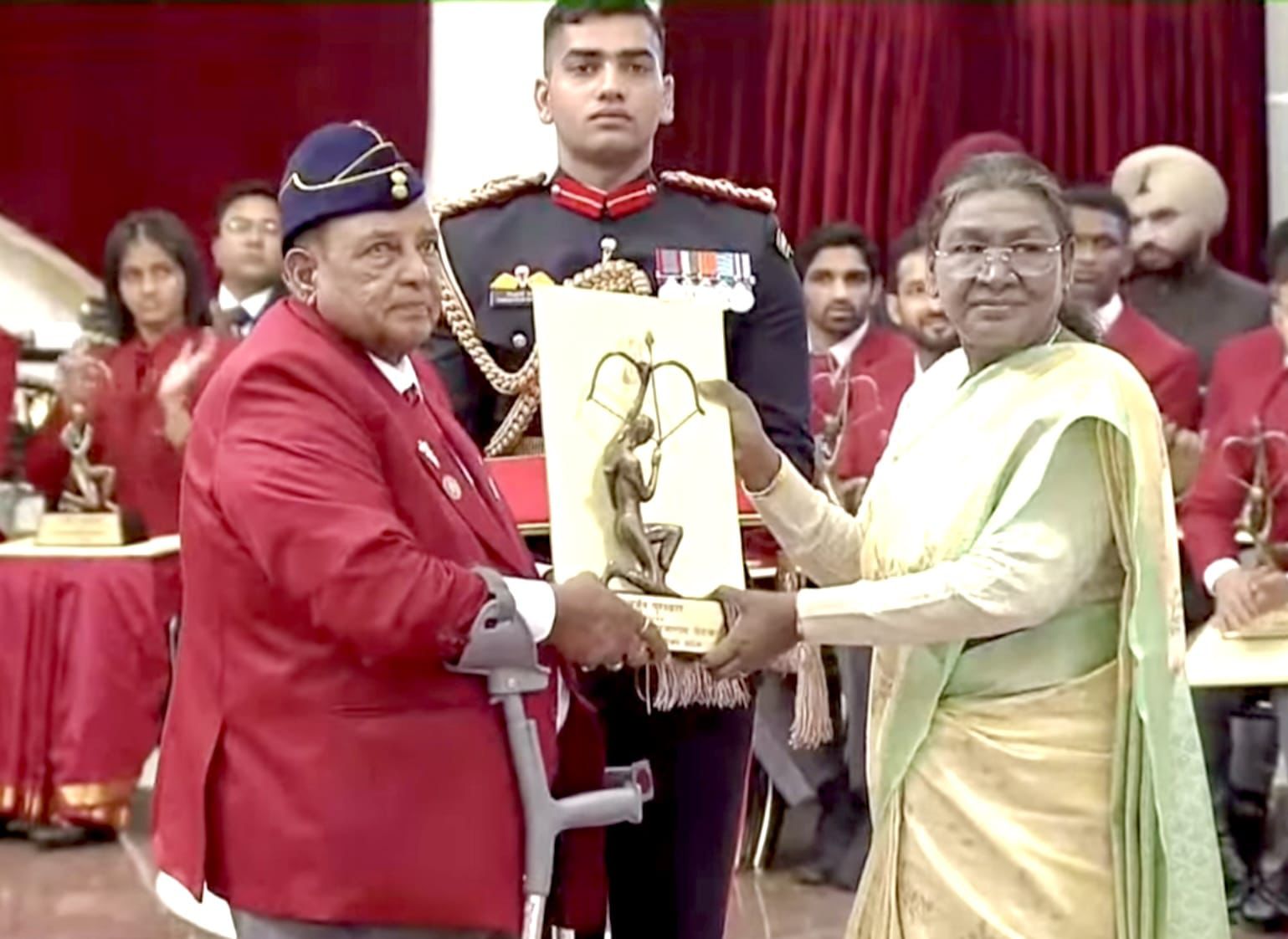 Murlikant Petkar receives the Arjuna Lifetime Award